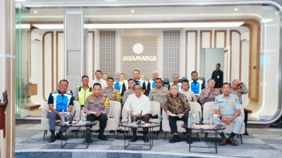 Tinjau Jasa Marga Command Center, Kapolri Pastikan Penanganan Arus Balik Berjalan Lancar dan Aman