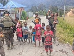 Patroli Satgas Ops Damai Cartenz di Intan Jaya: Interaksi dengan Warga dan Anak-anak di Sugapa