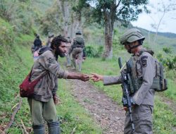 Satgas Ops Damai Cartenz-2026 Perkuat Pendekatan Humanis Lewat Patroli Sambang di Kiwirok