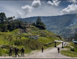 Satgas Damai Cartenz Gelar Patroli dan Pelayanan Kesehatan di Sinak