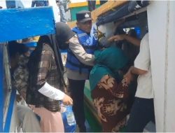 Aksi Cepat Polisi Evakuasi 54 Penumpang KM Ansori Mati Mesin di Perairan Kepulauan Seribu, Semua Selamat