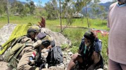 Lewat Patroli Jalan Kaki, Satgas Damai Cartenz Bangun Kedekatan dengan Warga Sinak